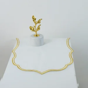 Caminho de mesa com bordados dourados