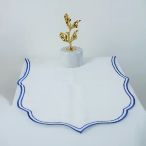 Caminho de mesa com bordados azul